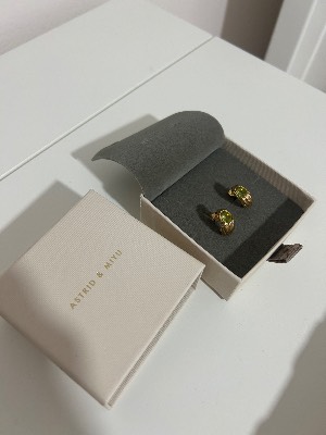 Astrid & Miyu huggie hoop earrings  1